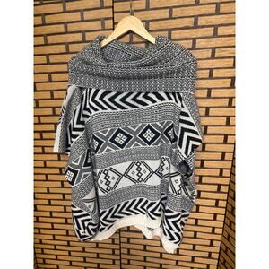 Royal Rose‎ Black And White Poncho OSFA